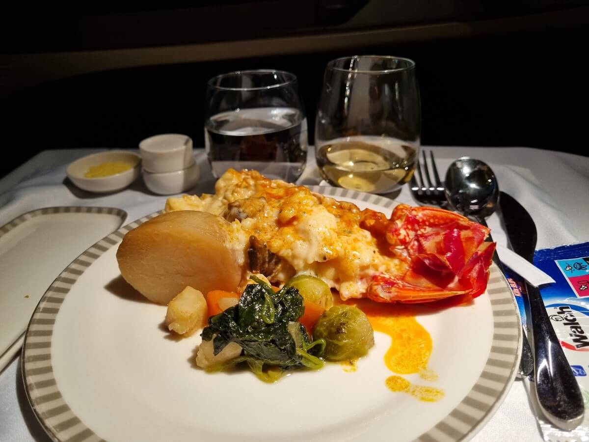 Singapore Airlines first class cabin aisle and suites